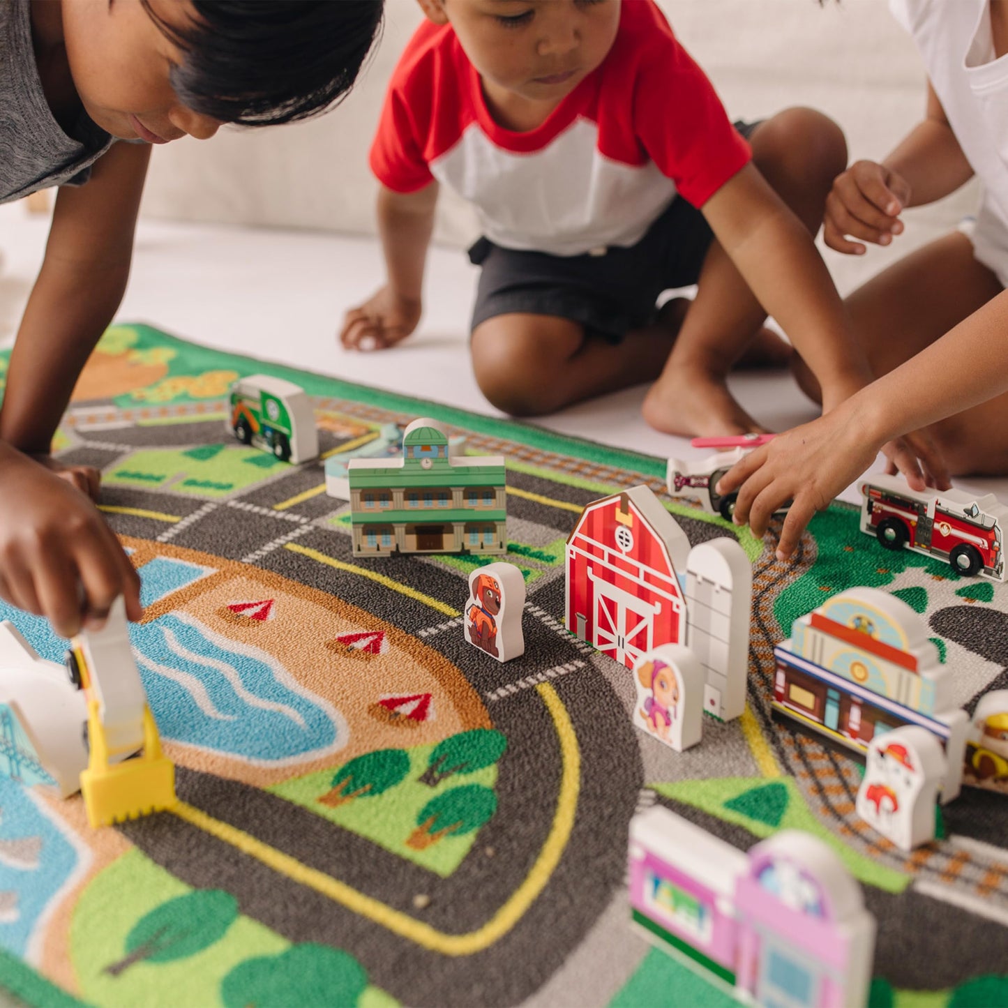 Melissa & Doug PAW Patrol Activity Rug - Adventure Bay (22 Pieces) PAW Patrol Town Mat with Wooden Toys for Ages 3+