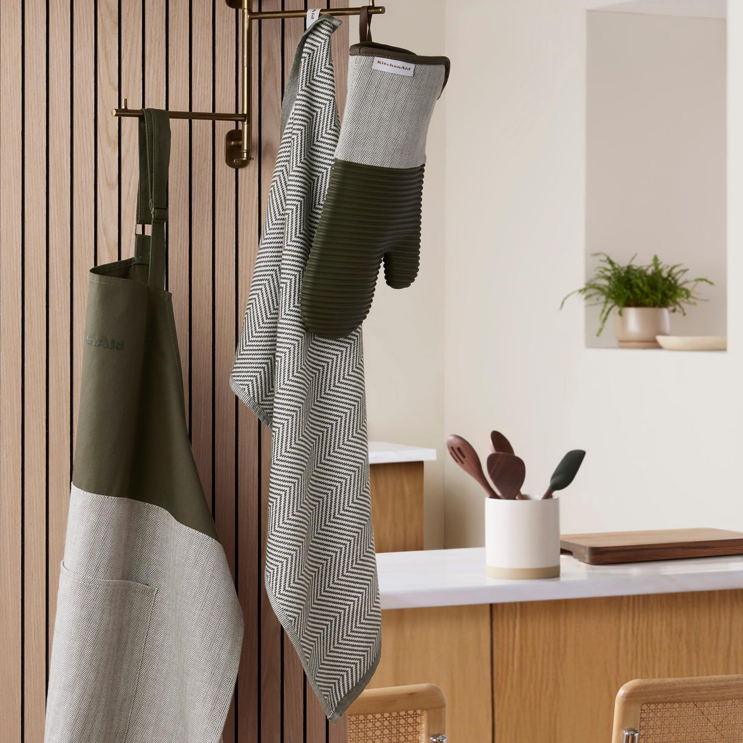 KITCHENAID® Evergreen Design Series Herringbone Ribbed Soft Silicone Oven Mitts 2-Pack Set, Heat Resistant up to 500°F, Flexible & Waterproof, Deep Forest Green, 7"x14"