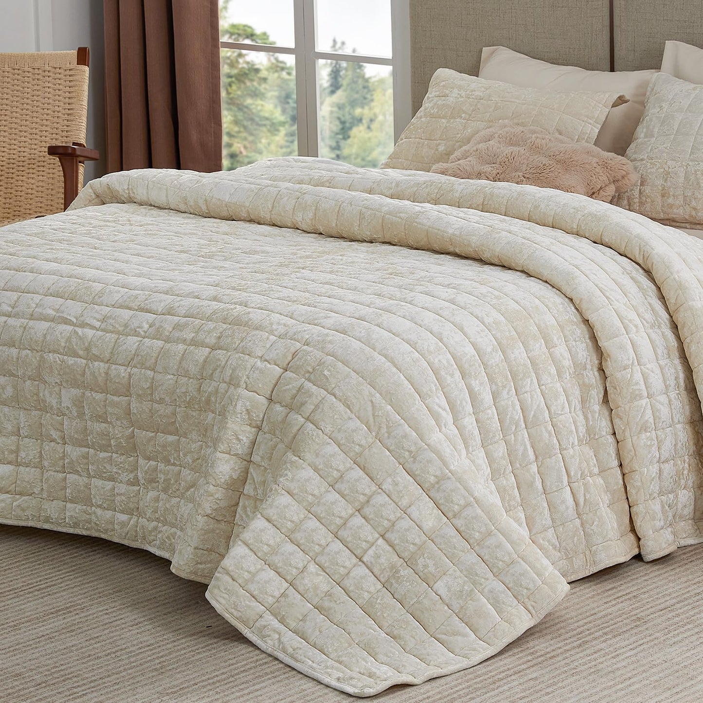 BEDELITE Velvet Quilt Set King Size - Luxury Velvet Comforter Bedding Set 3 Pieces, Lightweight Soft Cozy Shiny Cream White Oversized Bedspread Coverlet for All Seasons with 2 Pillow Shams