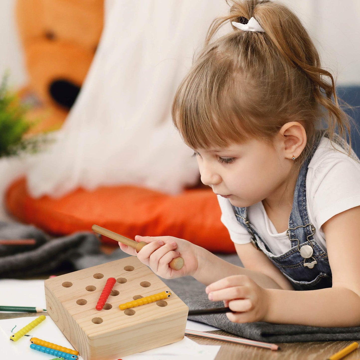 Wooden Montessori Bug Catching Toy with 13 Magnetic Worms and 2 Wand Rods - Fine Motor Skills Educational Toy for Toddlers and Kids 3 Years and Up, Hand Eye Coordination Game