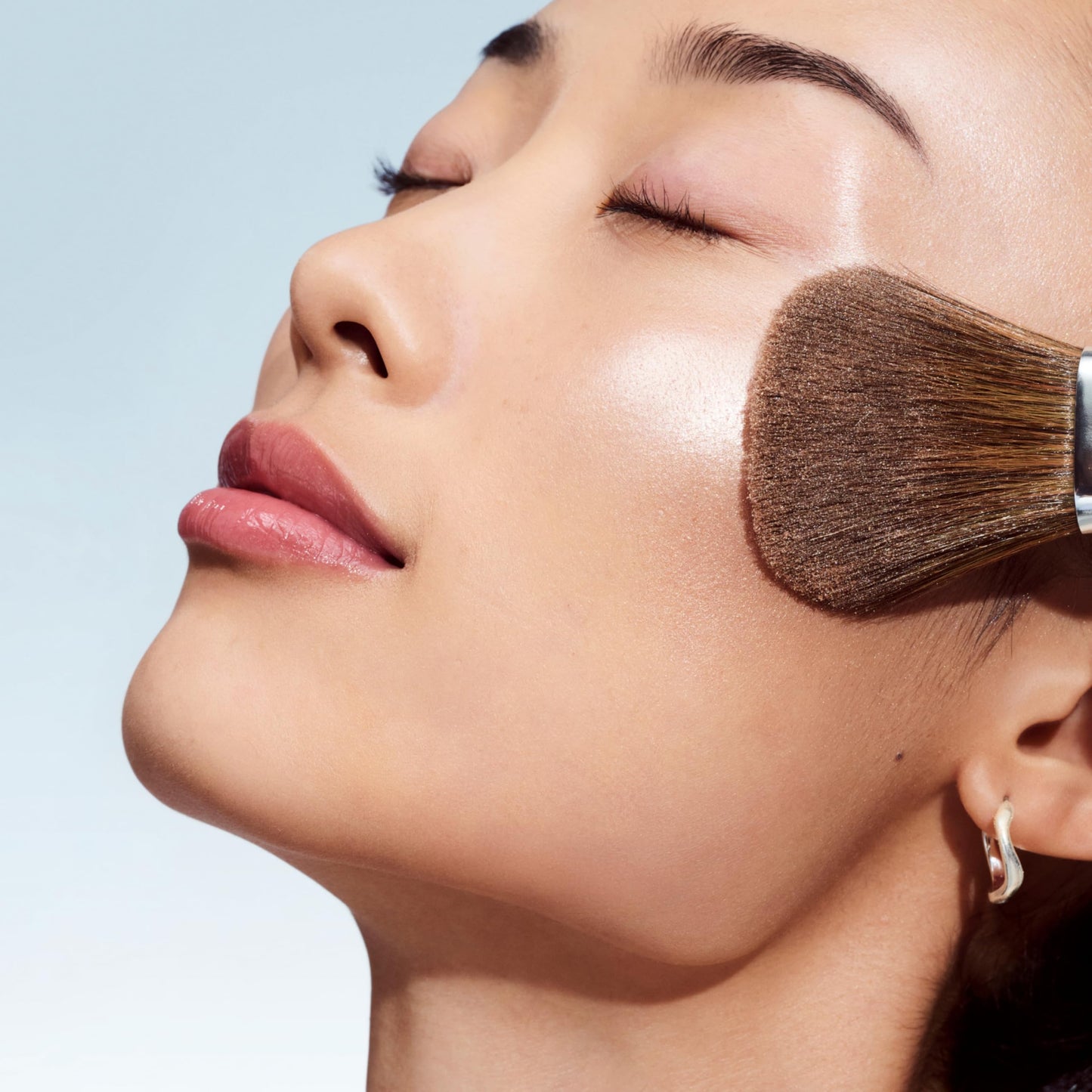 Clinique True Highlight Weightless Illuminator Highlighter | Luminous Glow + Natural Radiance, Daylit Bronze