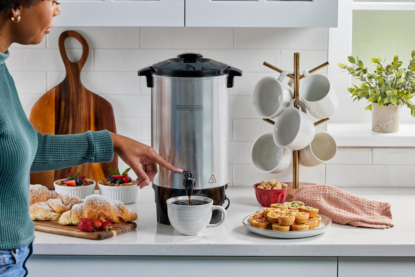 BLACK+DECKER 40 Cup Coffee Urn, Fast Brewing, Aluminum, Keep Warm Function, Heat Resistant Handles, Indicator Light