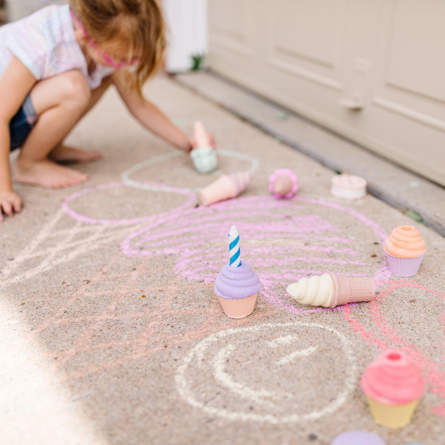 Melissa & Doug Ice Cream & Cake Chalk SetArts and Crafts for Kids, Sidewalk Chalk for Kids Ages 3+