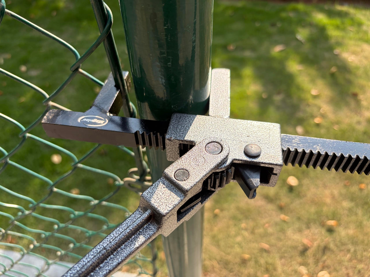 Magoleo Chain Link Fence Stretcher Tool, Heavy-Duty Fence Puller & Tensioner for Fence Fabric Installation or Repair Projects in Farm, Ranch & Garden, Easy One-Person Operation, 9″ Ratchet Range