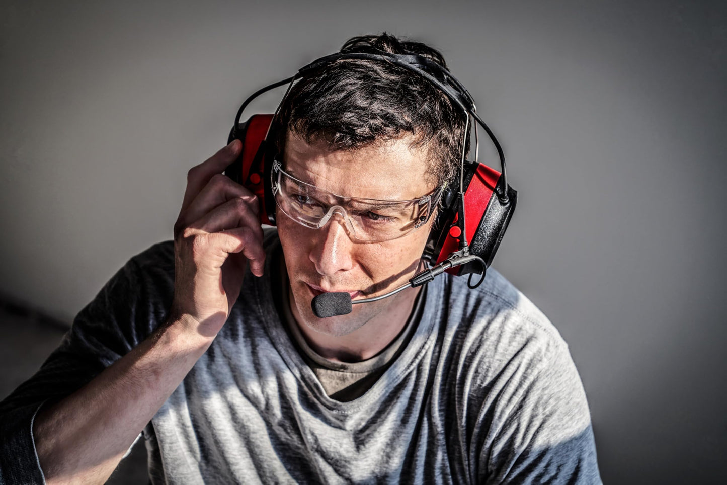 3M Pro-Comms Electronic Hearing Protector, Wireless Earmuffs With Bluetooth Technology & External Noise-Canceling Boom Microphone, Noise Reduction Rating (NRR) 26 dB, Premium Gel Cushions (90546-SIOC)