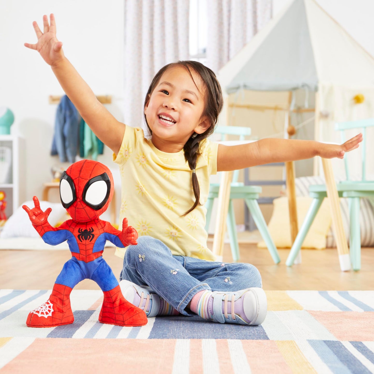 Spidey and his Amazing Friends Marvel Dance 'N Crawl Spidey, Interactive Plush Toy with 20 Phrases & Sounds, 2 Songs, Super Hero Toys for Kids 3 & Up