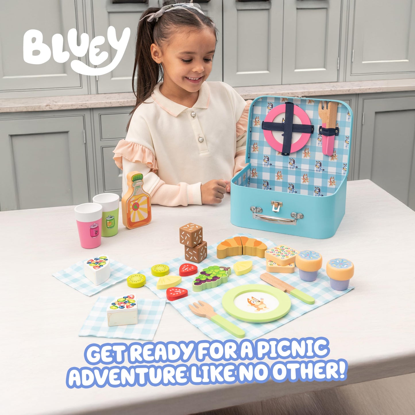 Bluey – Picnic Basket Set – 30 Piece Wooden Roleplay Toy with Carry Case, Cutlery & Pretend Food Accessories for Kids – FSC-Certified Material – Fun Imaginative Kit for 3 Years and Up