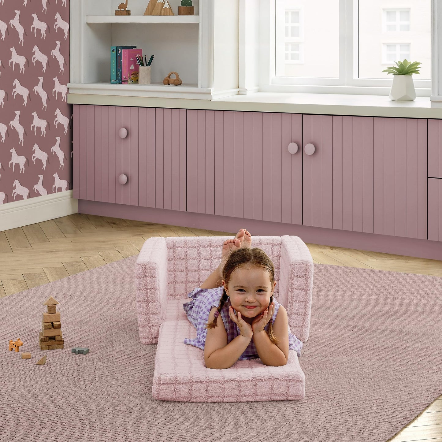 Delta Children Checkered Cozee Flip-Out Kids Chair, Snuggly Sherpa-Like Foam Convertible Armchair for Boys and Girls, Machine Washable Cover, Soft Comfy Toddler Seating for Playroom/Bedroom, Pink