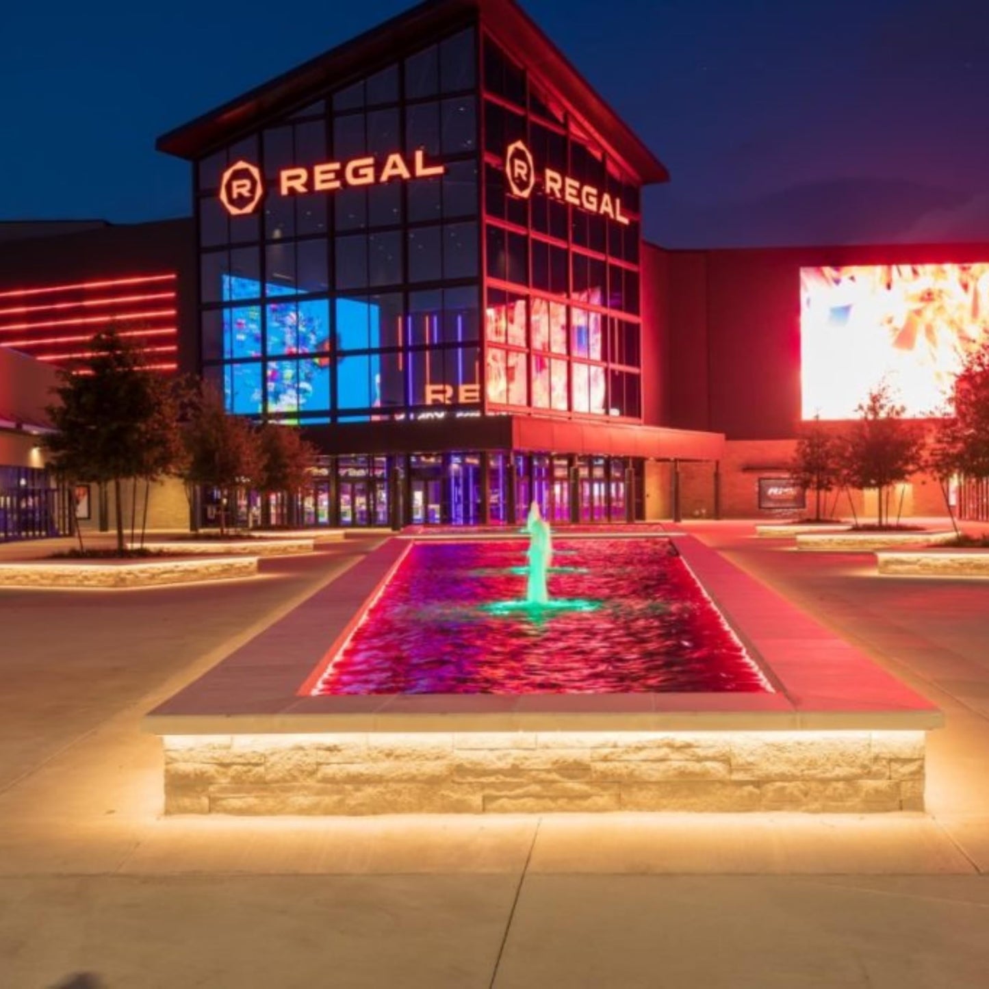 Wonderbox Regal Movie Gift Box, 2 Tickets, 2 Drinks & 2 Popcorn, Movie Night Experience for 2, Valid at 425 Locations