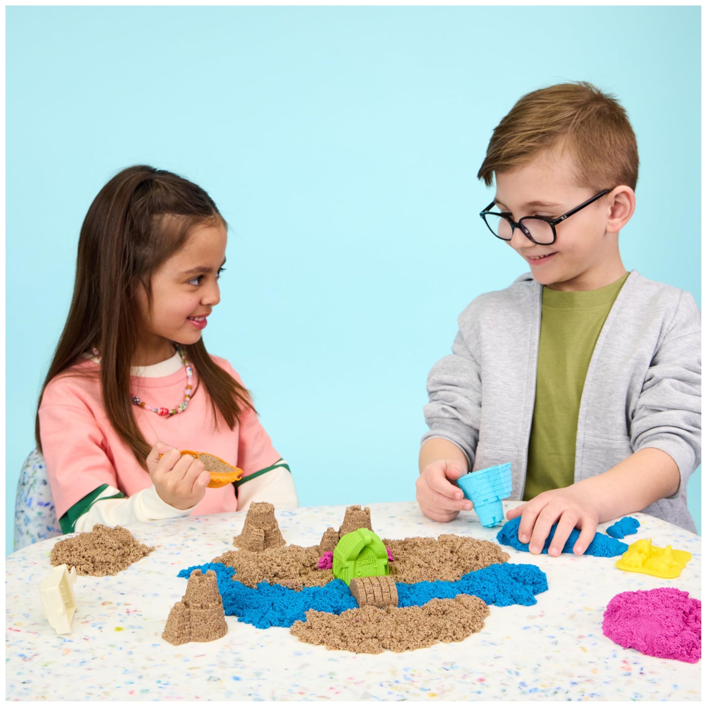 Kinetic Sand, Sandy Shore Adventures 3-in-1 Beach Playset with 32 oz of Moldable Play Sand and 5 Tools, Arts and Crafts Sensory Toys and Craft Kits for Kids Ages 5 and up