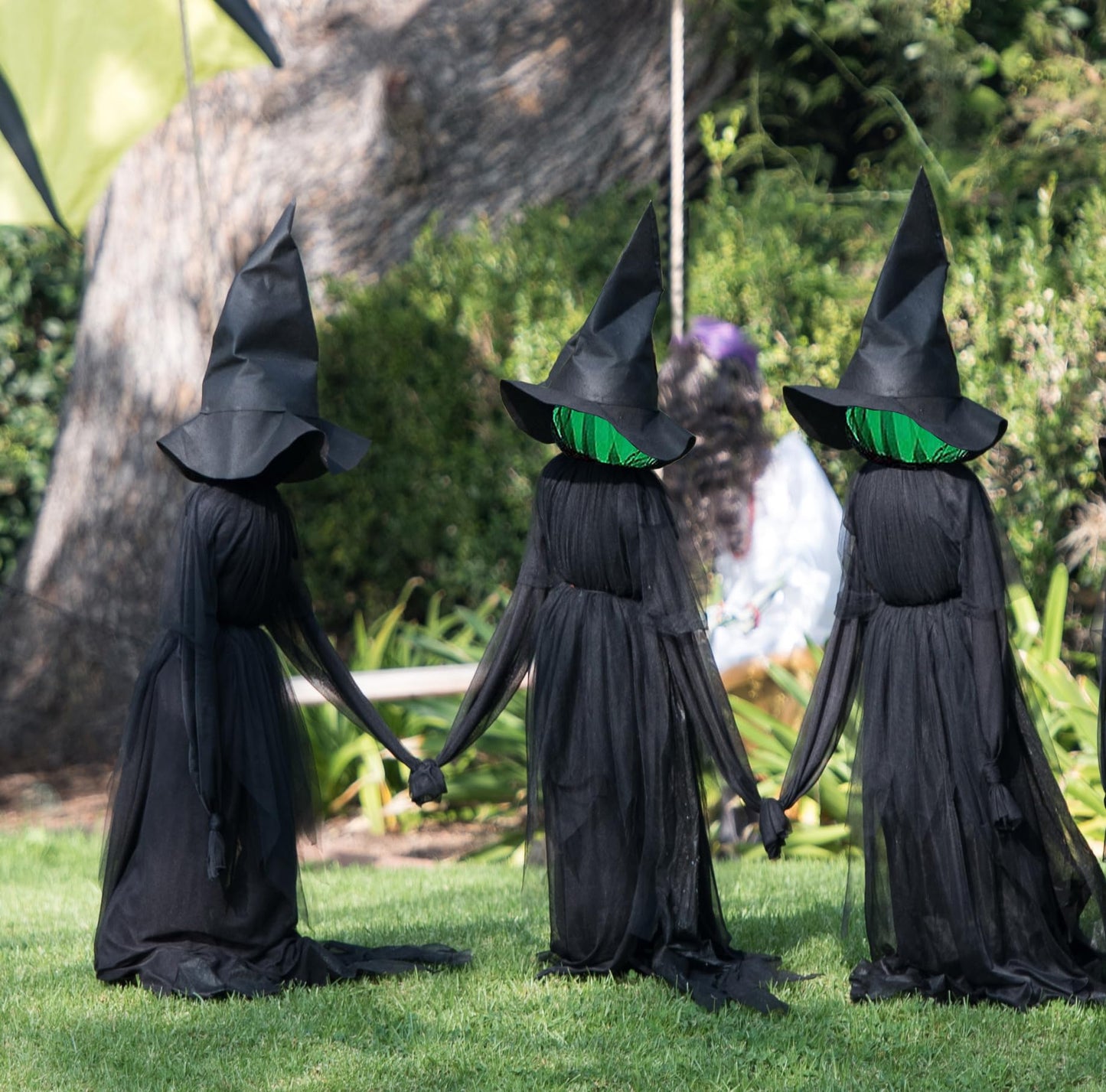 Halloween Decorations, Set of 3 Light Up Witches Holding Hands Witches with Stakes，Voice Control Witch Glowing Head Waterproof for Outside Garden Statue Decoration Grass Lawn