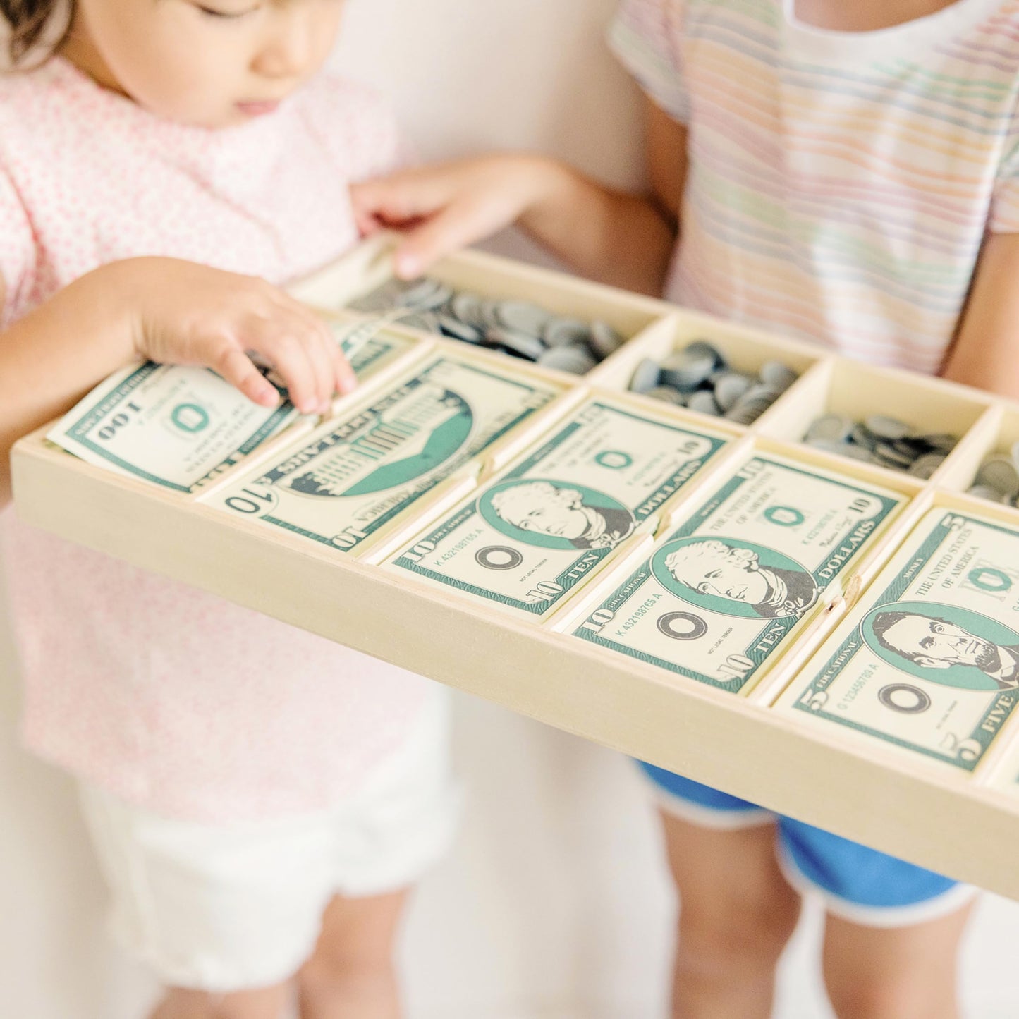 Melissa & Doug Classic Play Money Set, Developmental Toys, 50 of Each Denomination, Wooden Cash Drawer (45.085 cm H x 26.035 cm W x 3.175 cm L)