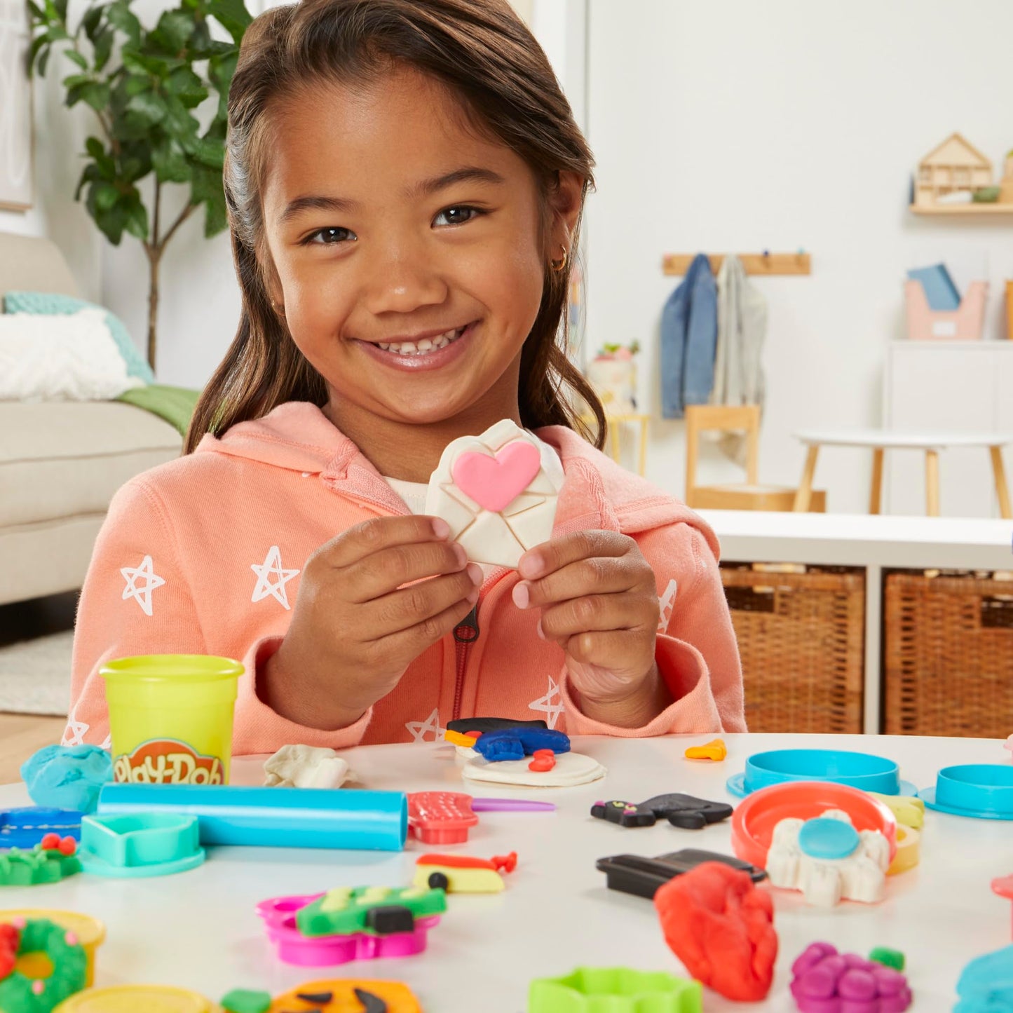 Play-Doh Set of Holiday Tools, 43 Accessories & 10 Modeling Compound Colors, Kids Toys Holiday Arts and Crafts for Kids 3 Years & Up (Amazon Exclusive)