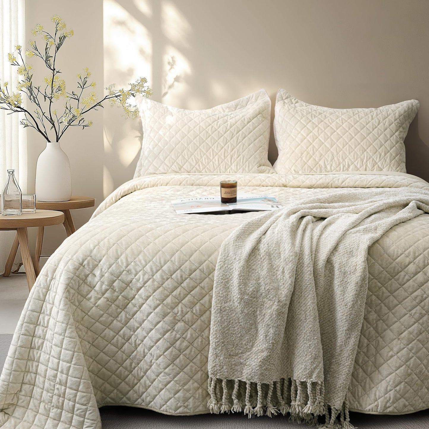 dennylife Luxury Velvet Queen Quilt Set, Ultra Soft Lightweight Cream White Velvet Comforter Set, Oversized Bedspread Coverlet with 2 Pillowcases Diamond Pattern, for All Season (Beige)