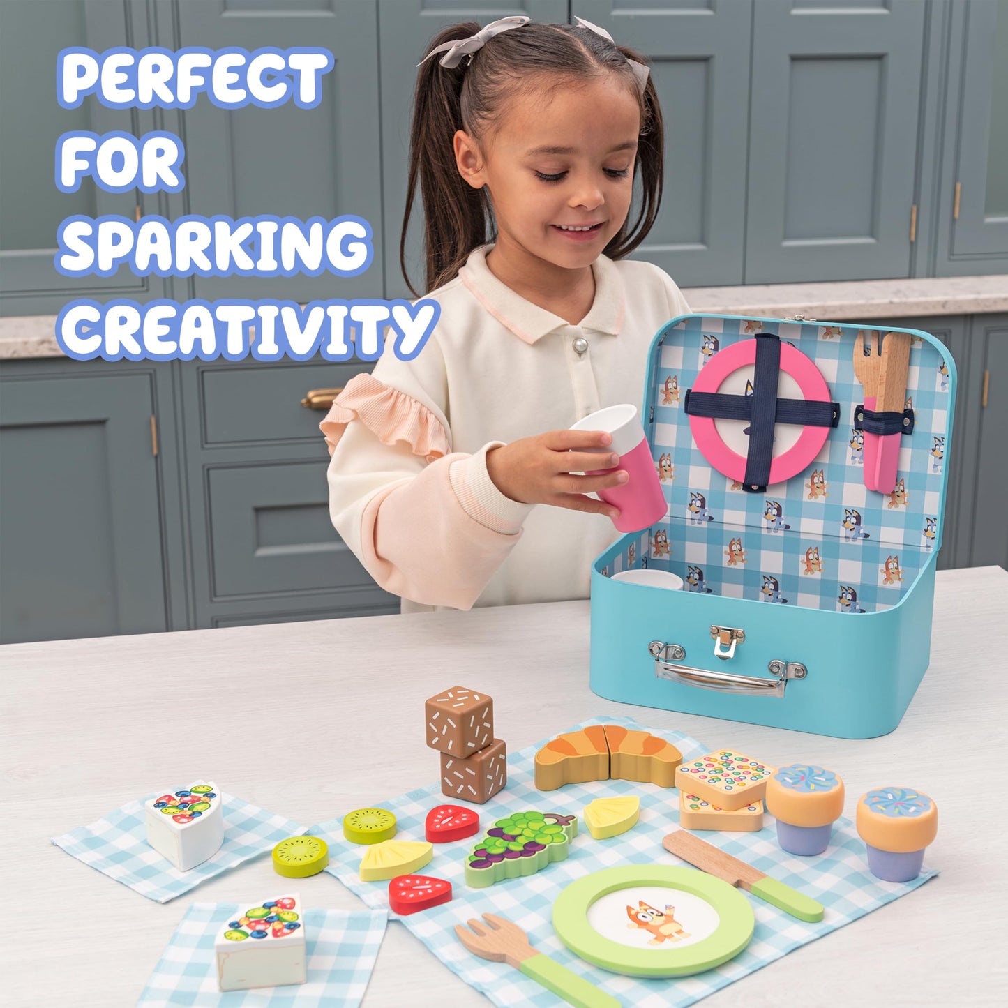 Bluey – Picnic Basket Set – 30 Piece Wooden Roleplay Toy with Carry Case, Cutlery & Pretend Food Accessories for Kids – FSC-Certified Material – Fun Imaginative Kit for 3 Years and Up