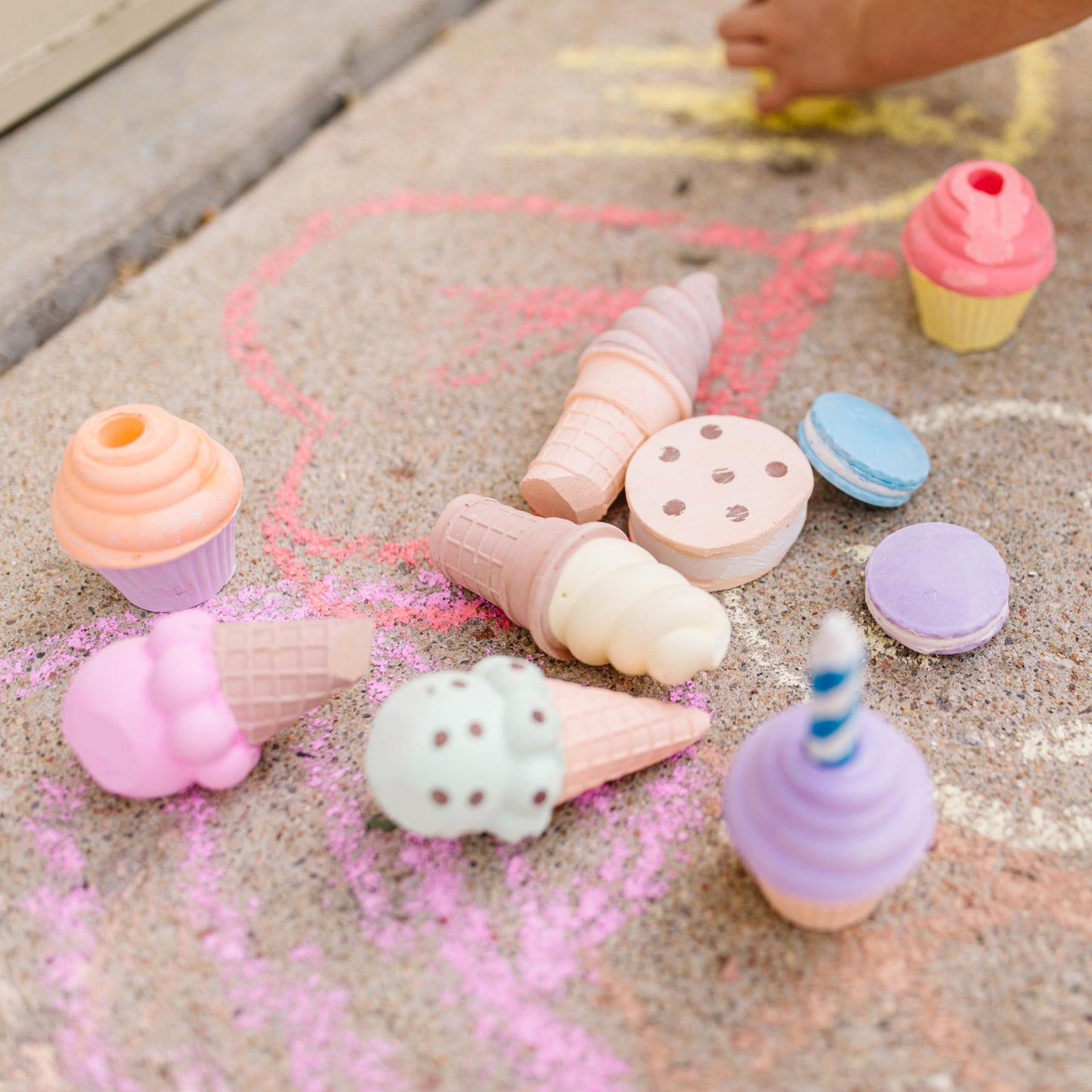 Melissa & Doug Ice Cream & Cake Chalk SetArts and Crafts for Kids, Sidewalk Chalk for Kids Ages 3+
