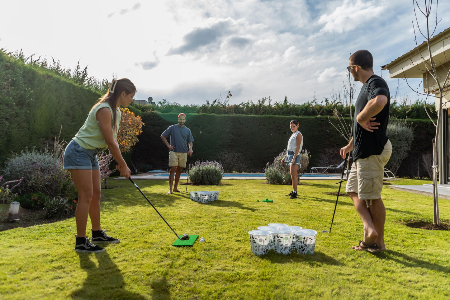 VULCANO SPORTS Par Pong Backyard Golf Chipping Game – Outdoor Golf Game with 12 Buckets, 2 Hitting Mats & Golf Balls – for Adults, Tailgating, BBQ, Parties & Gifts for Golfers.