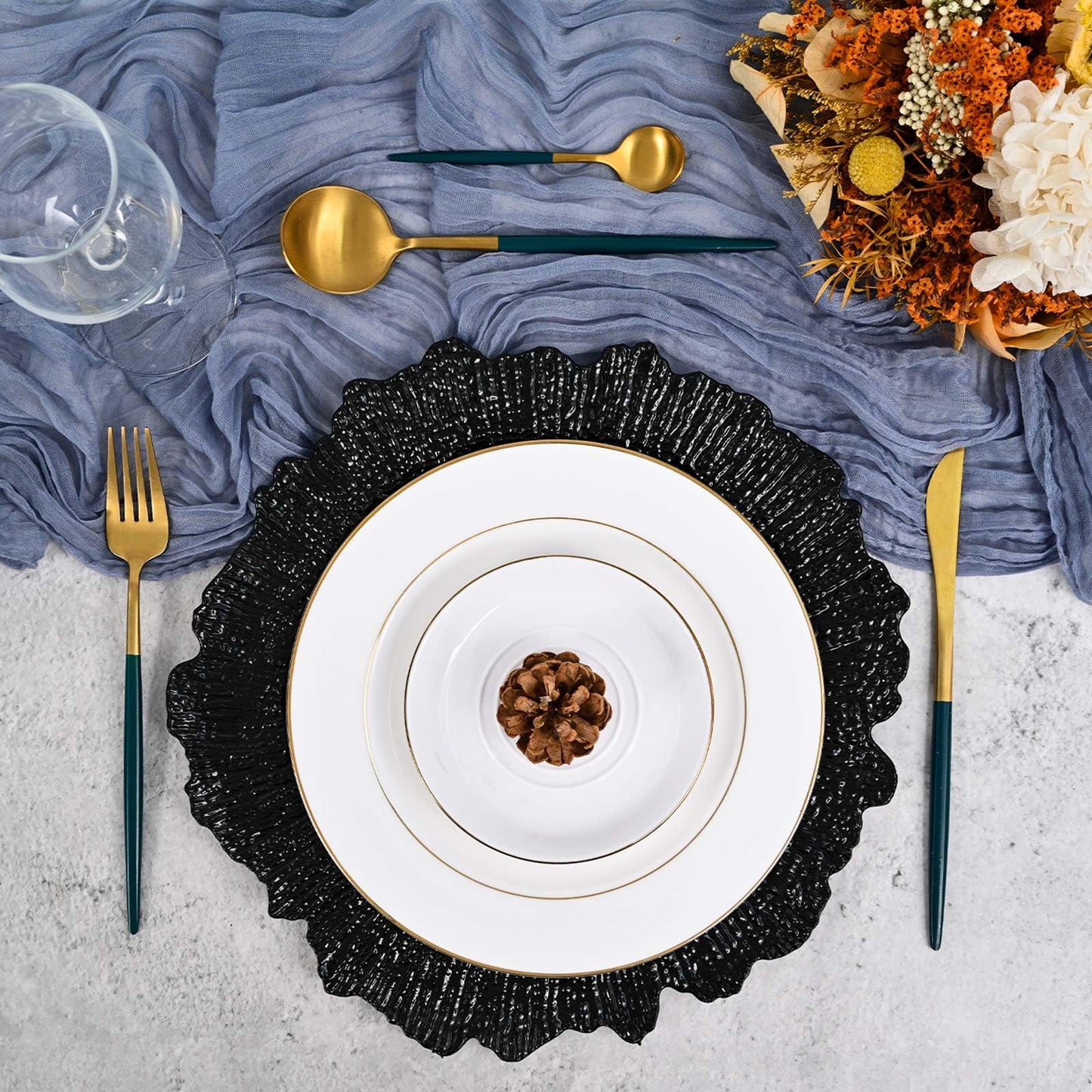 100Pcs Black Charger Plates Round 13inch, Reef Plate Chargers for Dinner, Bulk Plastic Floral Table Charger Plates for Dinner Wedding Party Event Table Setting Decoration(Black)
