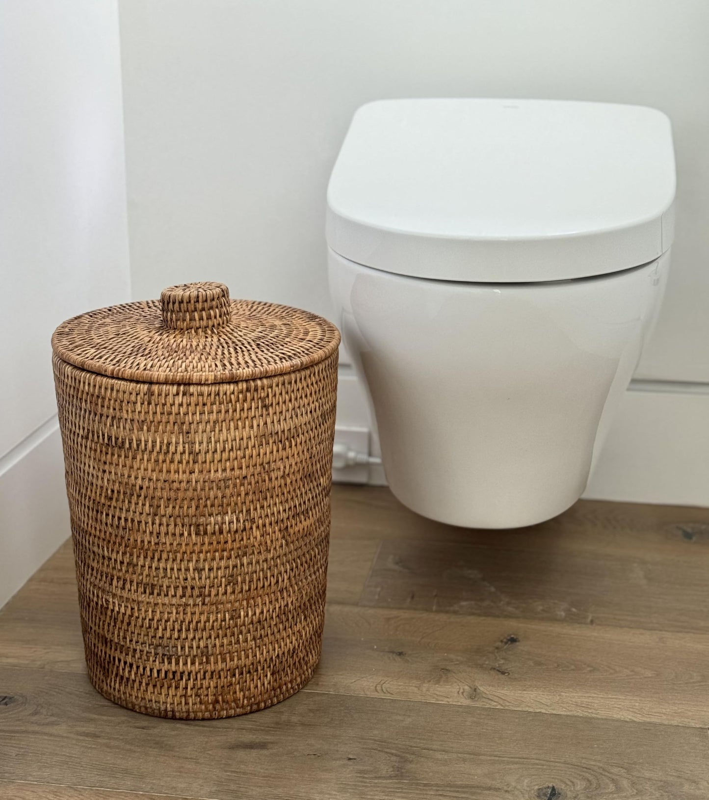 KOUBOO La Jolla Rattan Round Waste Basket with Plastic Insert & Lid, Large, Honey-Brown for Bedroom, Living Room and Bathroom