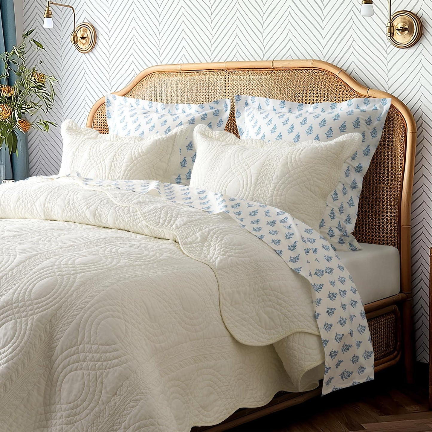 EVERGRACE 100% Cotton Scallop Quilt Set, Queen Size 3 Piece Set – Lightweight Bedspread with 2 Shams, Soft Prewashed Coverlet for Cozy and Elegant Bedding, Ivory Cream
