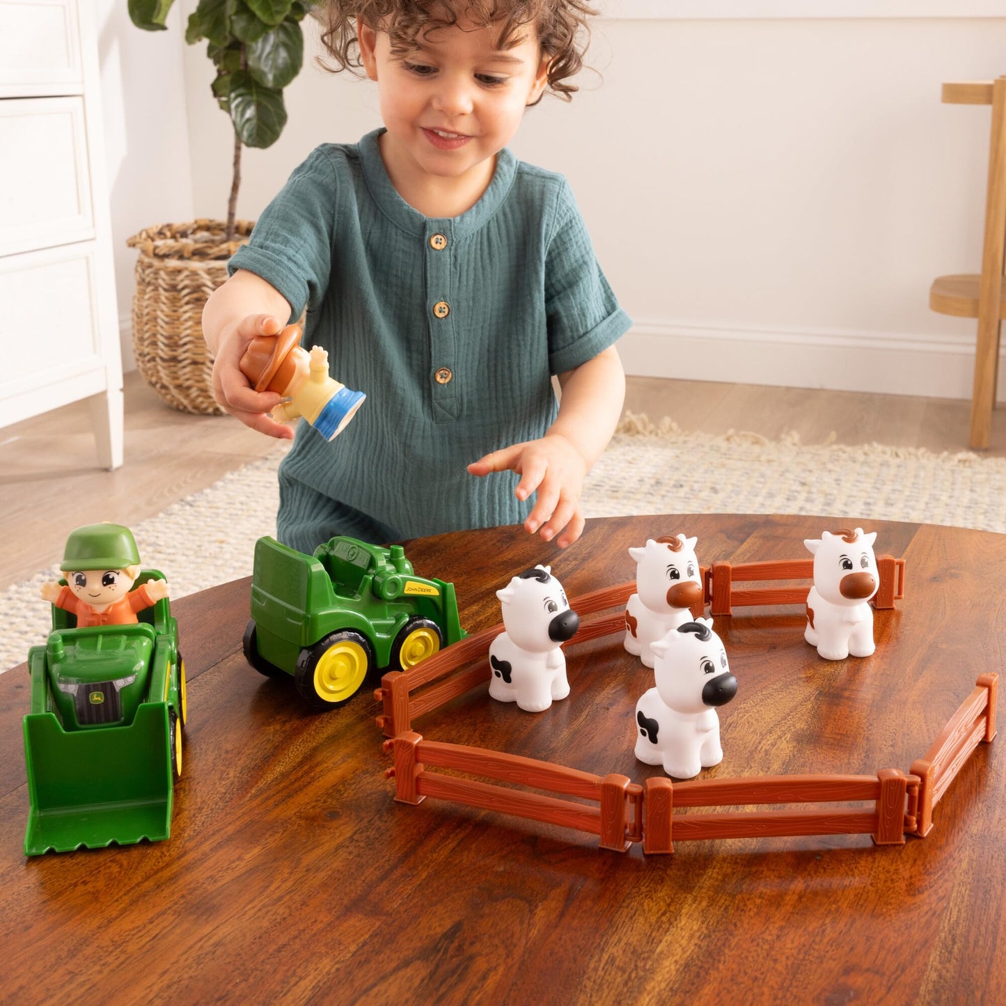 John Deere The Cows Are Escaped, Farm Playset with 14 Pieces, Tractors with Front Loader, Figures, Cows and Fences, Robust and Realistic, Educational Toy