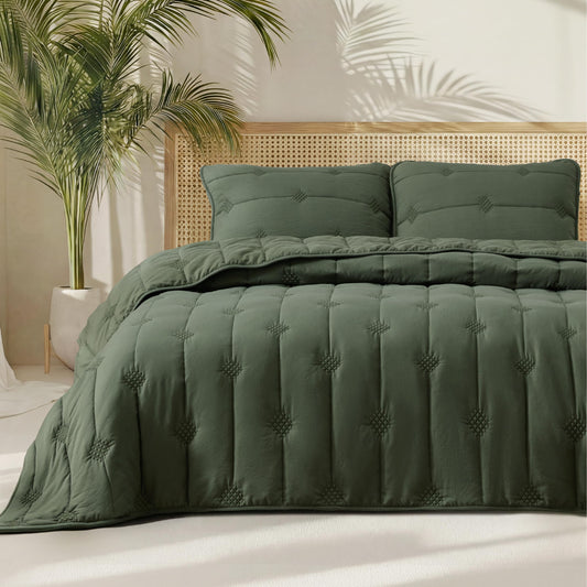 Bedsure Queen Quilt - Prewashed Extra Soft Cotton-Like Polyester Quilts Queen Size, Lightweight Comforter, Includes 1 Quilt 90x96 Inches with 2 Shams, Machine Washable, Dark Green