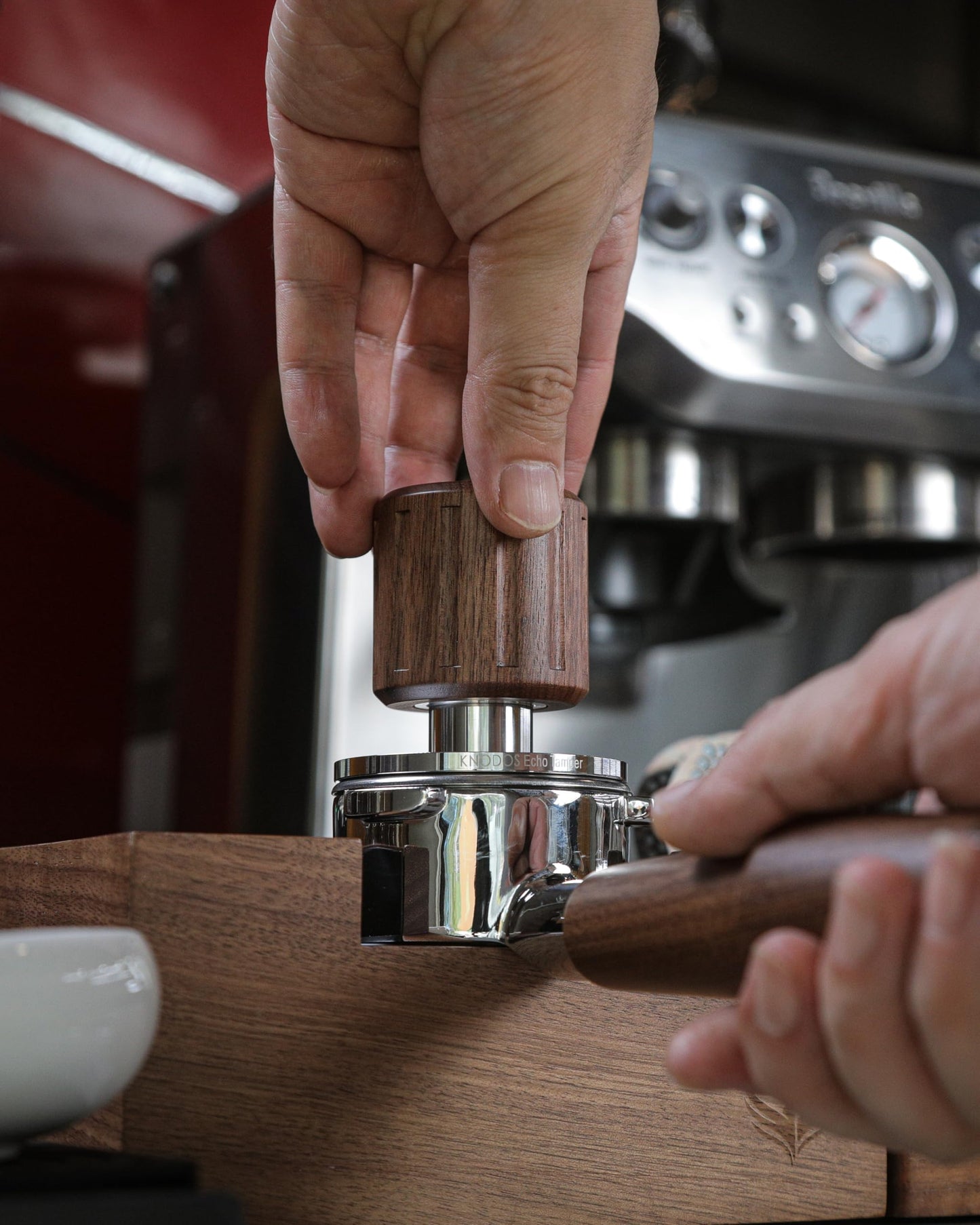 KNODOS Echo Self Leveling Espresso Tamper 54mm with Walnut Handle – 30lb Calibrated Spring Loaded Tamper Tool & Click Feedback for Breville Barista Express, Bambino Plus, Pro, Touch