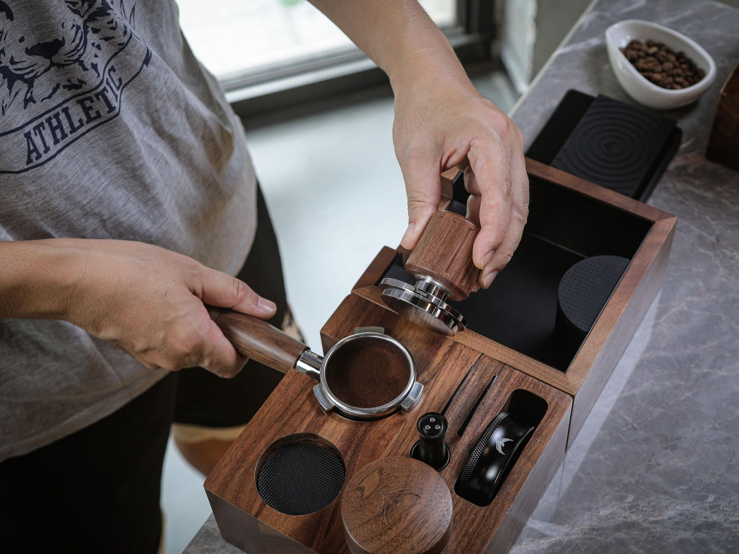 KNODOS Echo Self Leveling Espresso Tamper 54mm with Walnut Handle – 30lb Calibrated Spring Loaded Tamper Tool & Click Feedback for Breville Barista Express, Bambino Plus, Pro, Touch