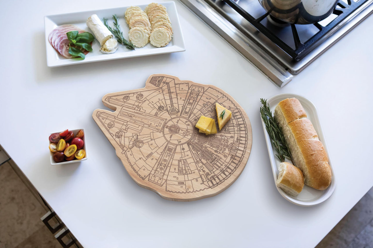 PICNIC TIME Star Wars Millennium Falcon 16 Inch Serving Board, Wood Cheese and Charcuterie Board, Decorative Cutting Board with Hanging Hole, (Parawood)