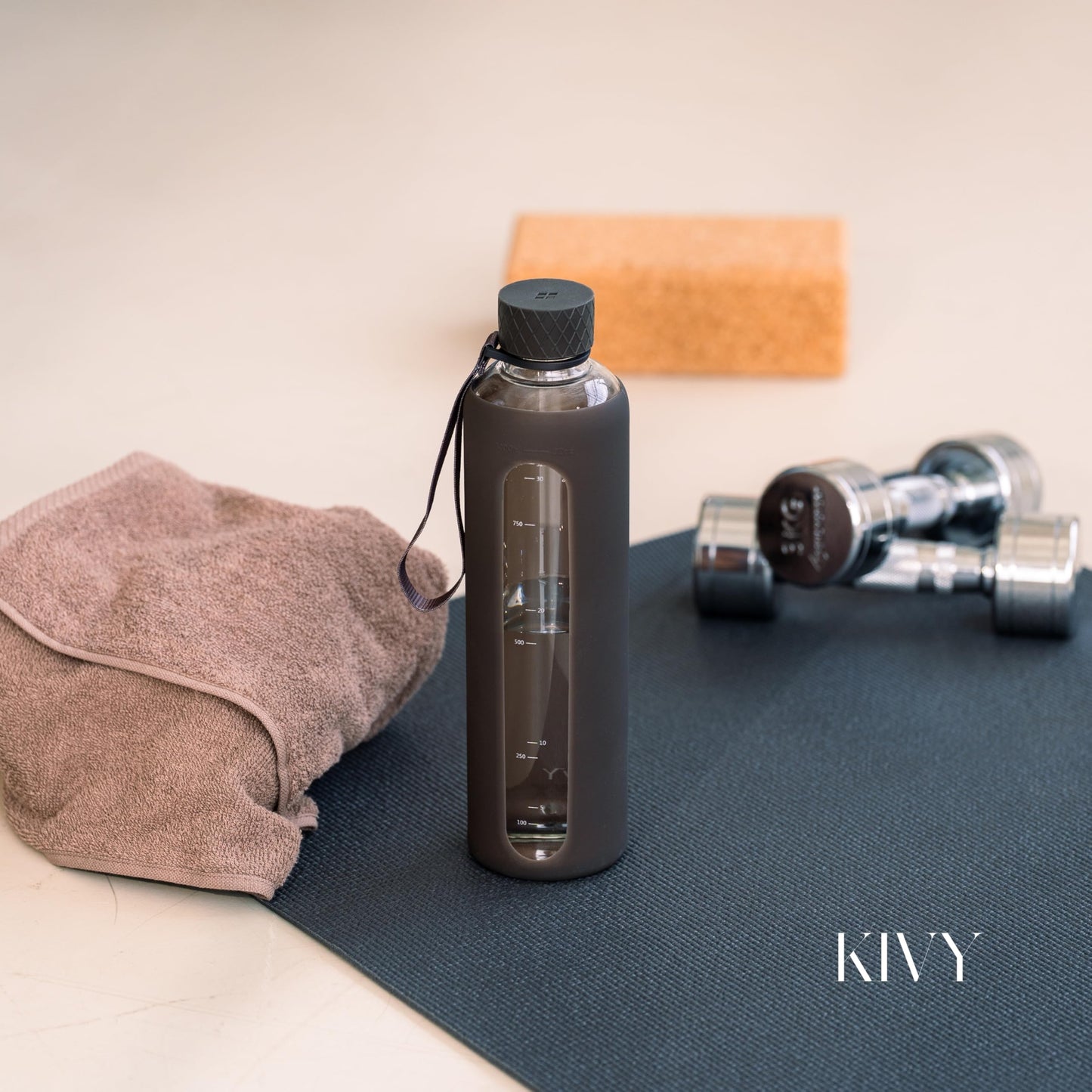 KIVY Glass Water Bottle with Silicone Sleeve 32 oz [WITH MEASUREMENT] - Borosilicate Glass Water Bottle Screw Top - Clear Bottles with Measurement Marking - Slim Waterbottle Aesthetic - Cream White