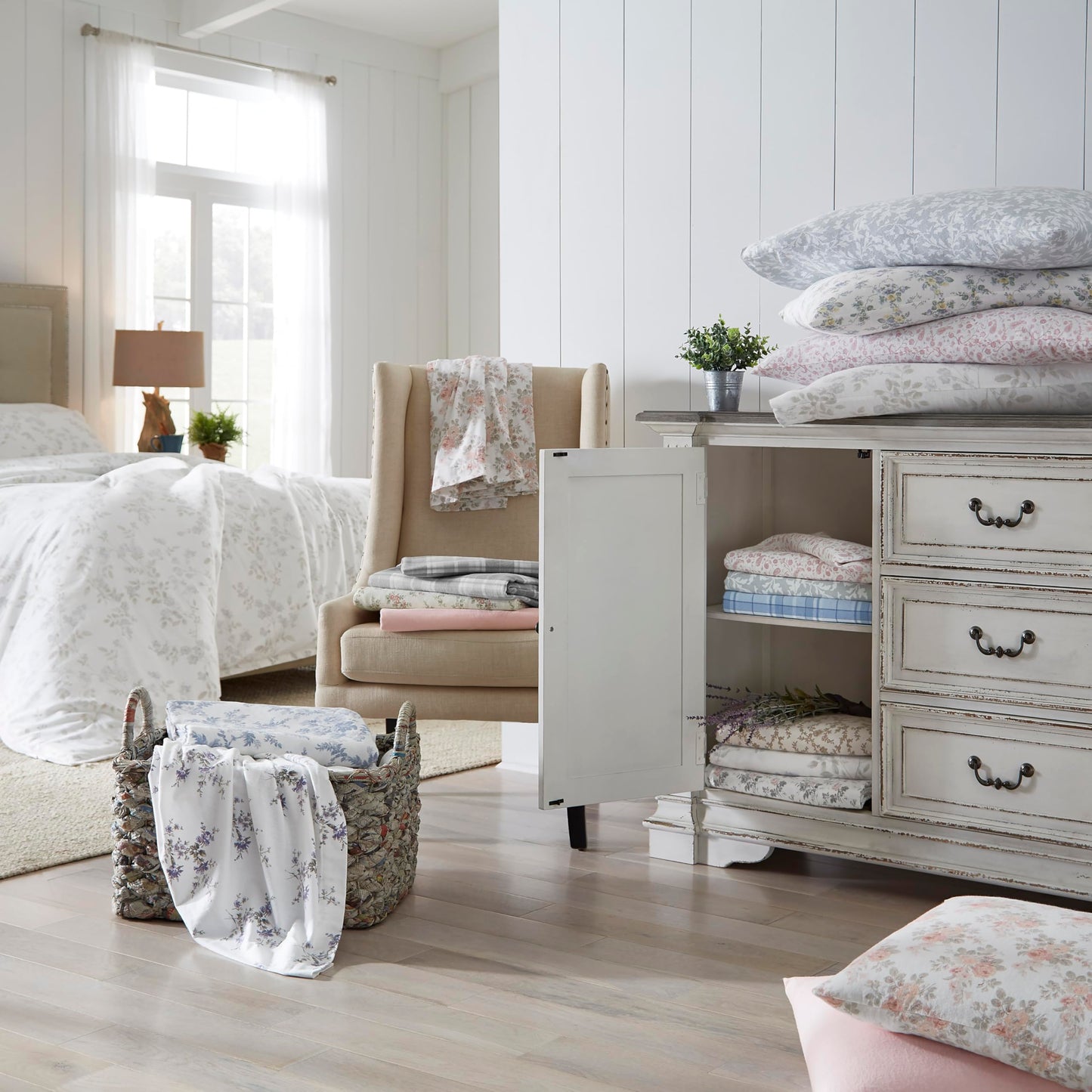 Laura Ashley - Flannel Sheets Queen Size, Anti-Pilling & Wrinkle Resistant Cotton, Touchably Soft for All-Season Comfort - Bed Sheets with Matching Pillowcases & Fitted Sheet (Le Fleur Orange)