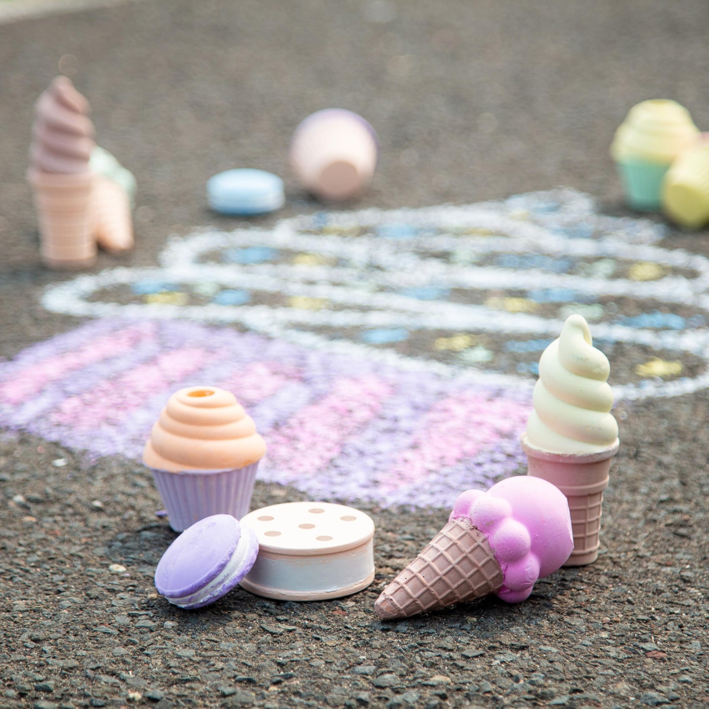 Melissa & Doug Ice Cream & Cake Chalk SetArts and Crafts for Kids, Sidewalk Chalk for Kids Ages 3+