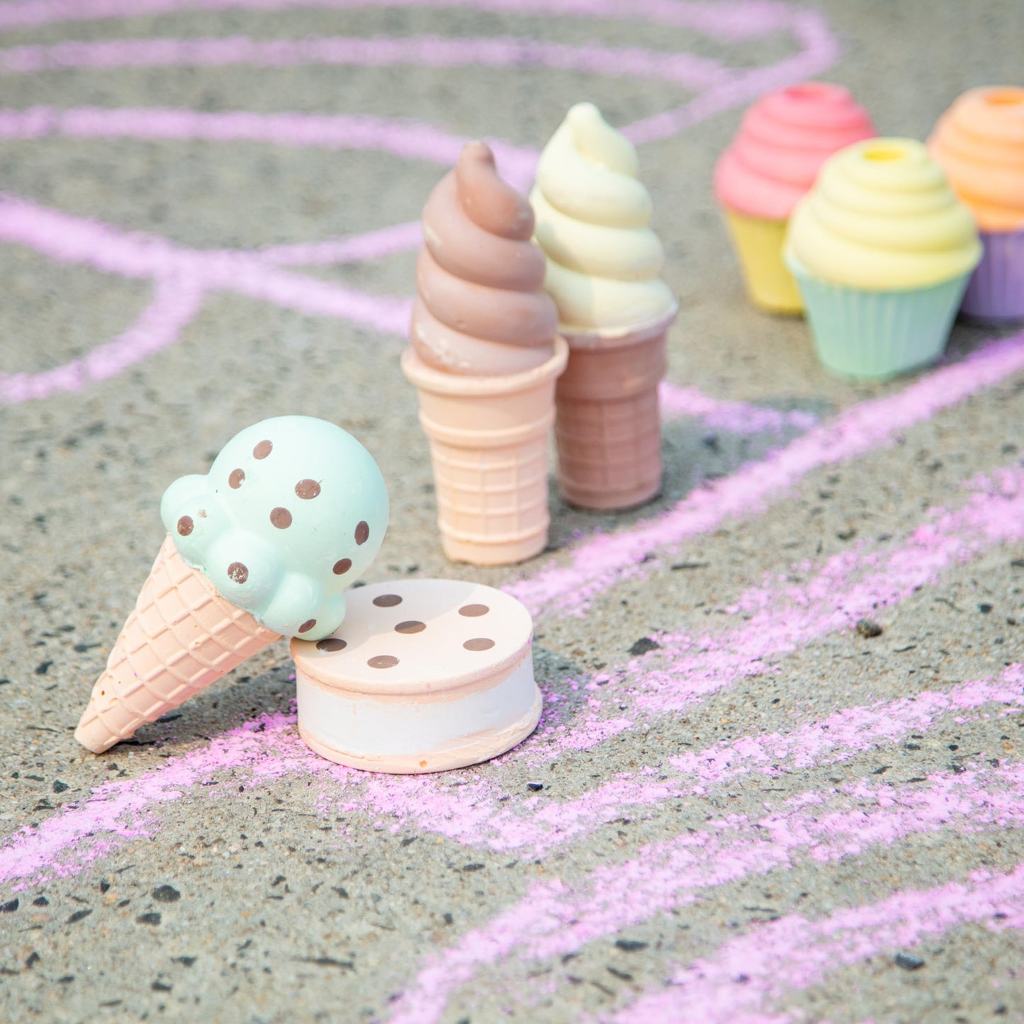 Melissa & Doug Ice Cream & Cake Chalk SetArts and Crafts for Kids, Sidewalk Chalk for Kids Ages 3+