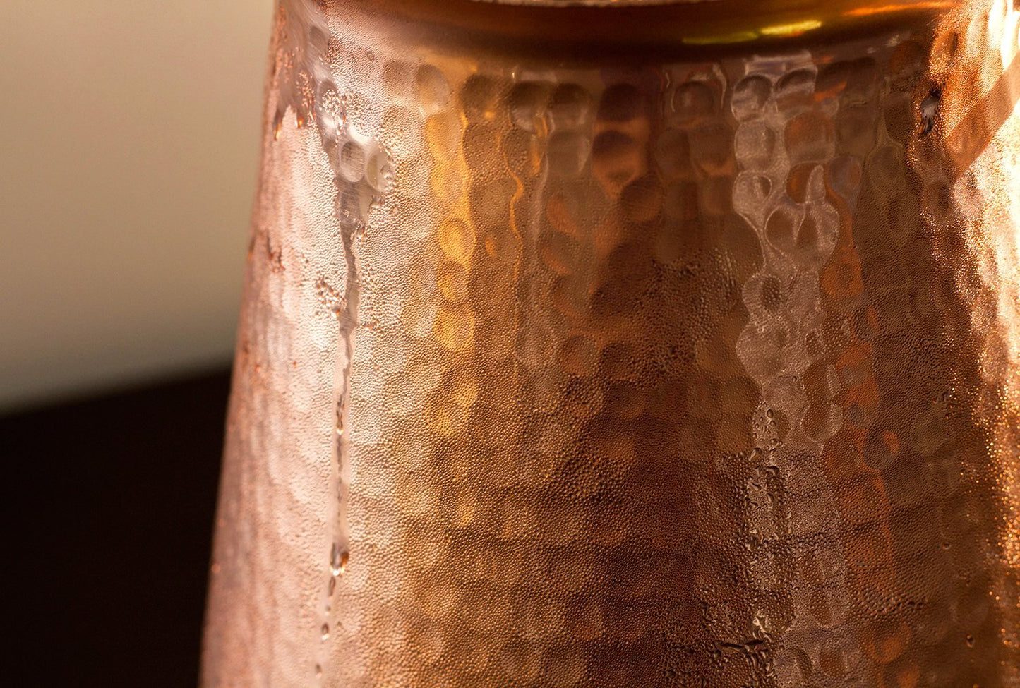 Kosdeg - Copper Pitcher With Lid - 68 Oz - Drink More Water, Lower Your Sugar Intake And Enjoy The Health Benefits - Pure Copper Handmade Hammered Jug, The Best Bedside Carafe - Heavy Gauge
