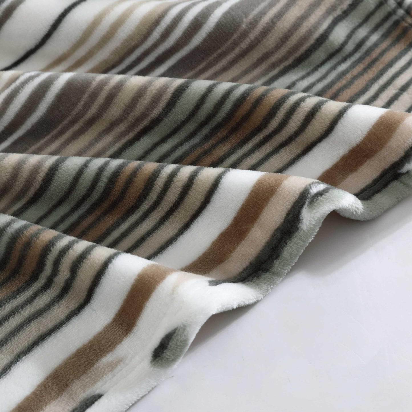 Wrangler - Queen Blanket, Super Soft & Reversible Plush Fleece Bedding, Dorm Room Essentials, Yellowstone-Inspired Throw Blanket for Couch or Bed, 90x90, Coyote Sands Green