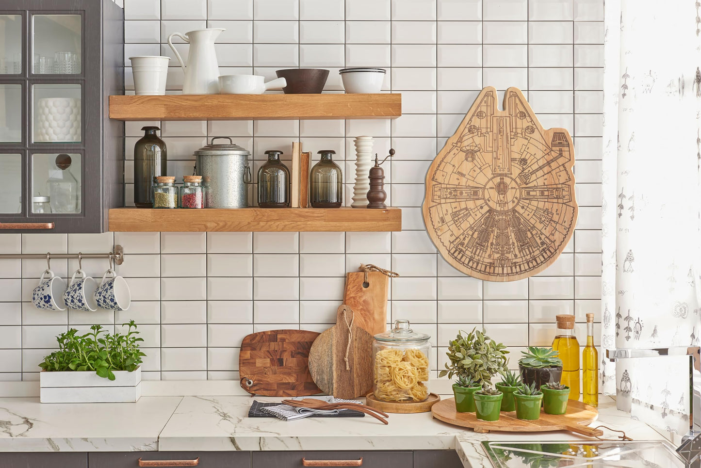 PICNIC TIME Star Wars Millennium Falcon 16 Inch Serving Board, Wood Cheese and Charcuterie Board, Decorative Cutting Board with Hanging Hole, (Parawood)