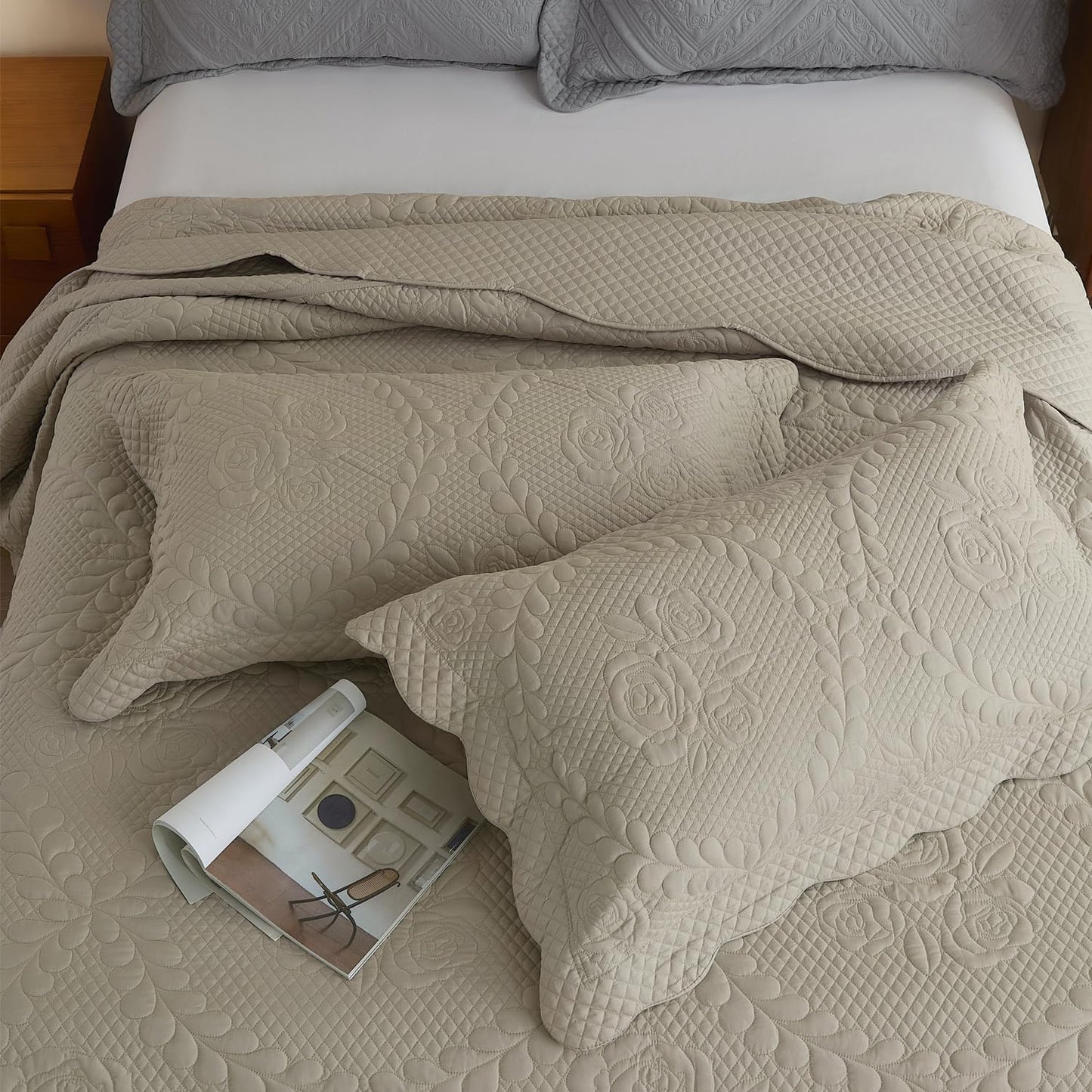 EVENHUG Oversized King Bedspreads California King Quilt Set with Pillow Shams Extra Wide Large King Size Quilts Lightweight Coverlet Bedding Sets Taupe 120"x120"