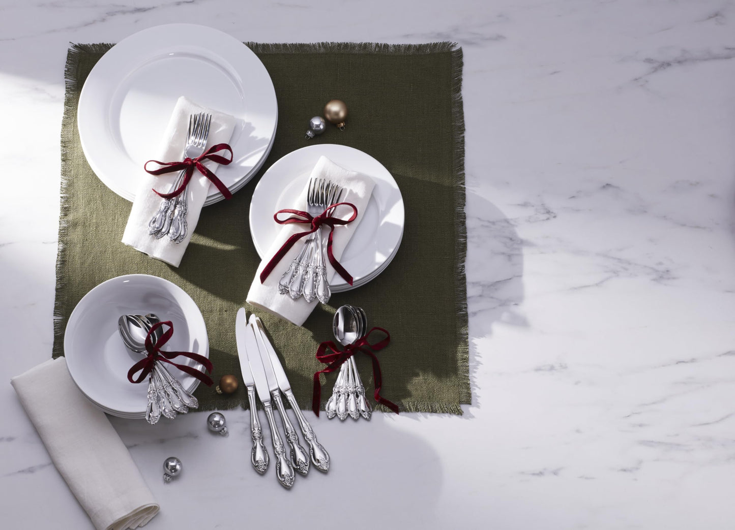 Oneida Silverware Set For 4, Louisiana 20-Piece Fine Flatware Set, Service For 4, 18/8 Stainless Steel, Silver, Mirror Finish, Knives Spoons and Forks, Dishwasher Safe, Tableware (Silver, 20 Pieces)