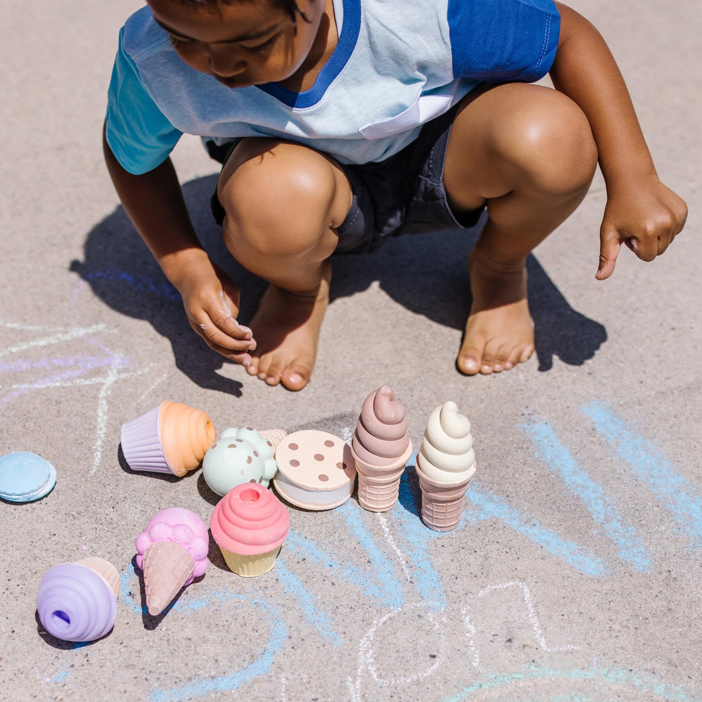 Melissa & Doug Ice Cream & Cake Chalk SetArts and Crafts for Kids, Sidewalk Chalk for Kids Ages 3+