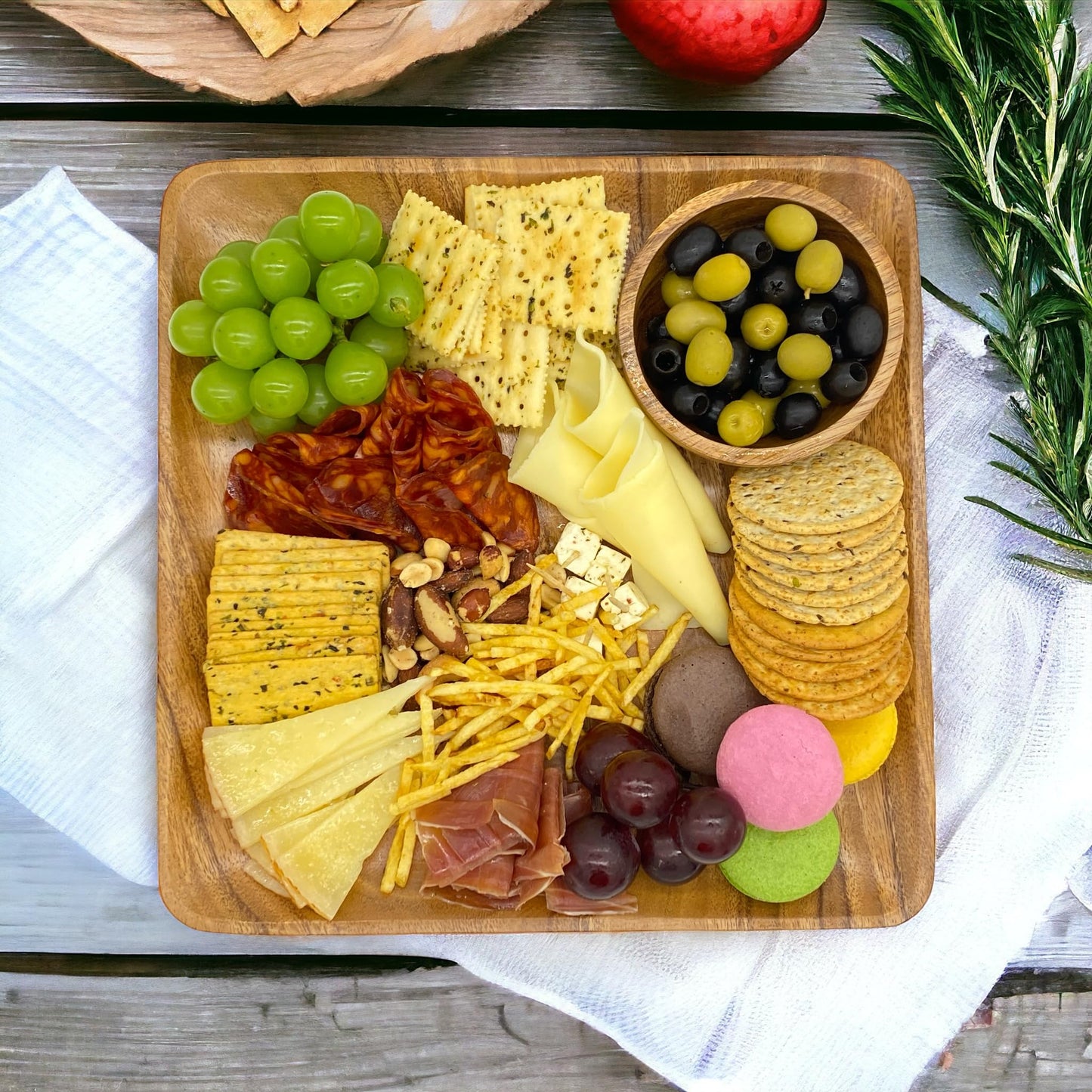 WRIGHTMART Acacia Wooden Plates – Set of 4, 10 Inch Square Rustic Wood Platters – for Food, Dining, BBQ Parties & Picnics, Durable, Handcrafted to Last, Joint Free, Continuous Beautiful Grains
