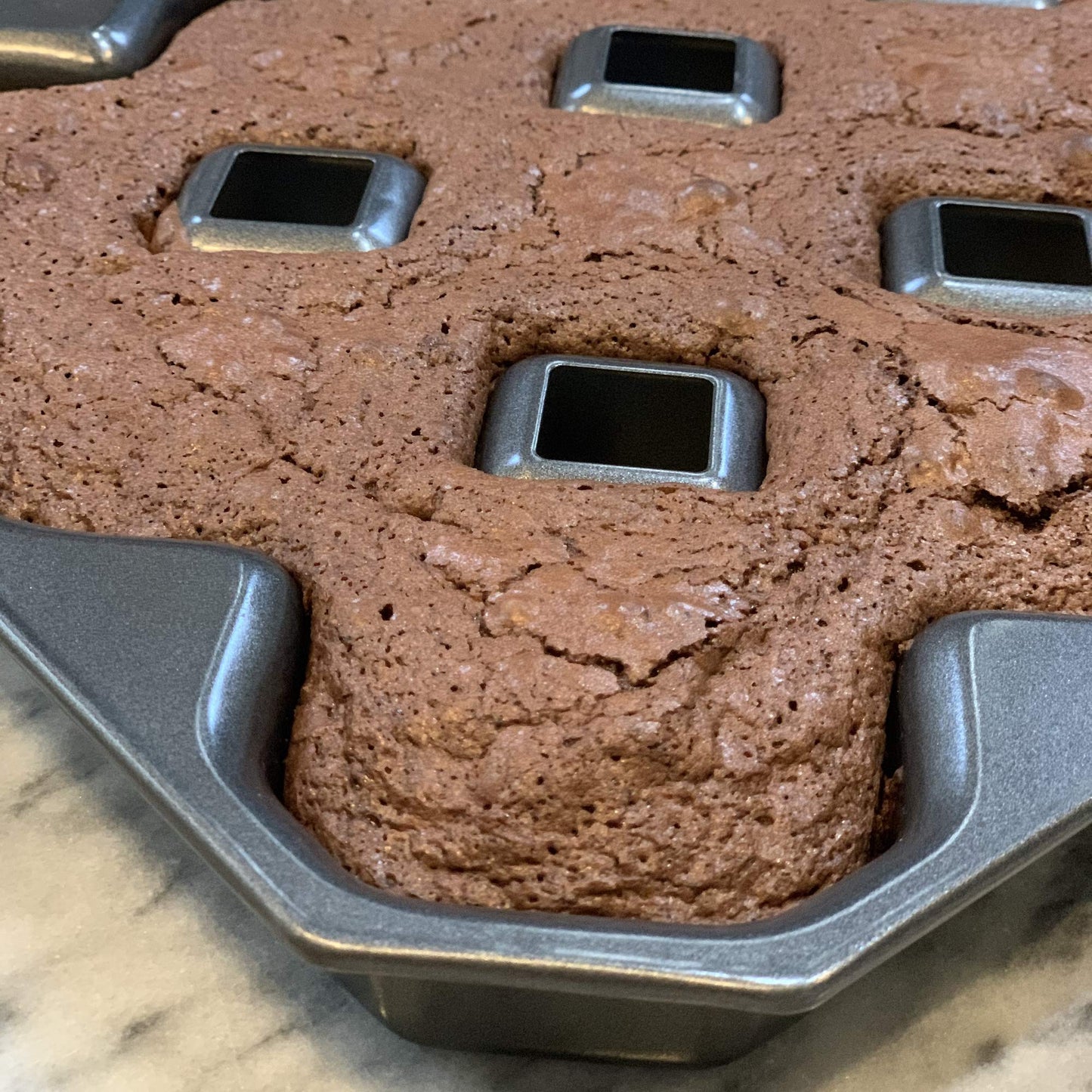 Bakelicious Crispy Corner Non-Stick Brownie Pan, Makes 12 All Edges Brownies
