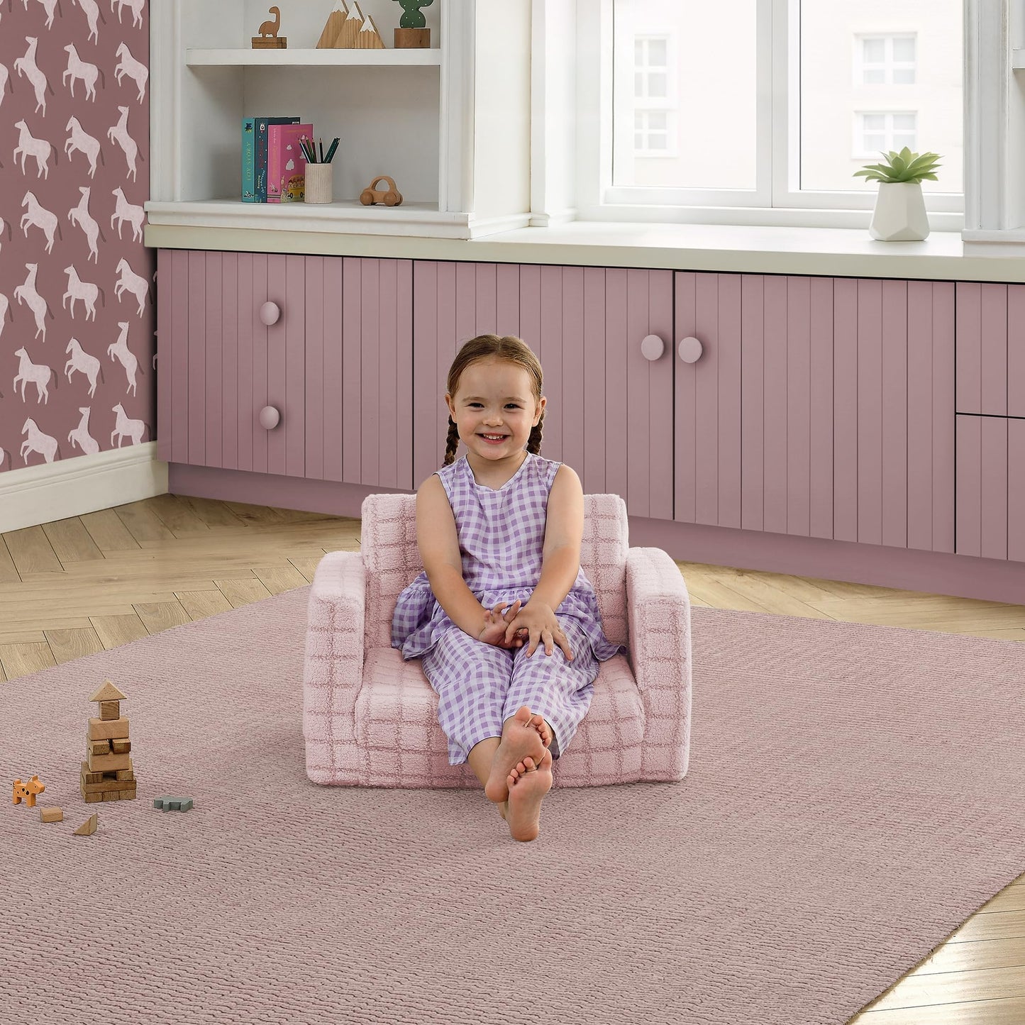 Delta Children Checkered Cozee Flip-Out Kids Chair, Snuggly Sherpa-Like Foam Convertible Armchair for Boys and Girls, Machine Washable Cover, Soft Comfy Toddler Seating for Playroom/Bedroom, Pink