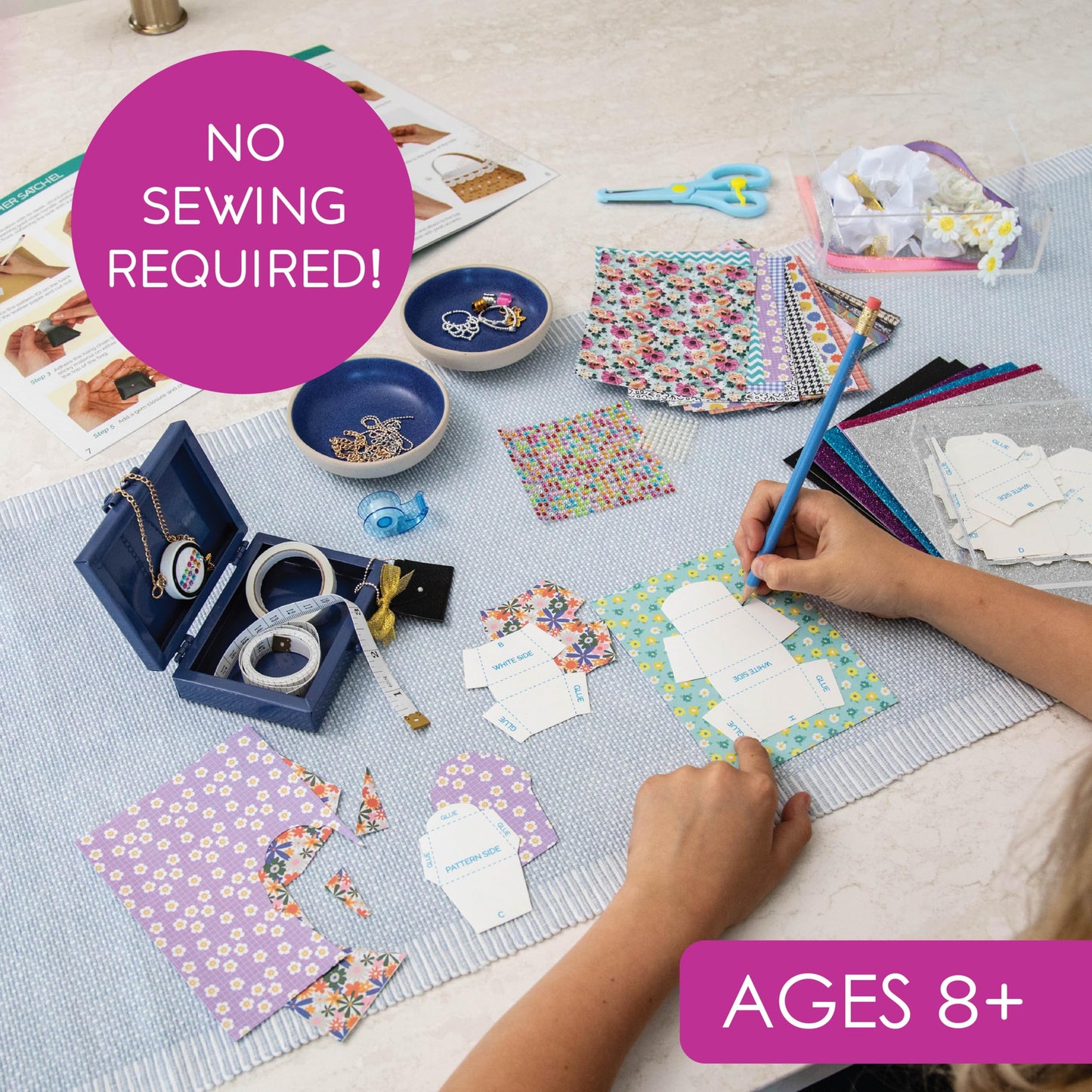 MindWare Run The Runway: Accessories – Fashion Design Kit for Creating Mini Handbags, Clutches, Necklaces & Bracelets – No‑Sew Craft Kit with 350+ Trims, Ribbons, Patterns & Display Stand – Ages 8+